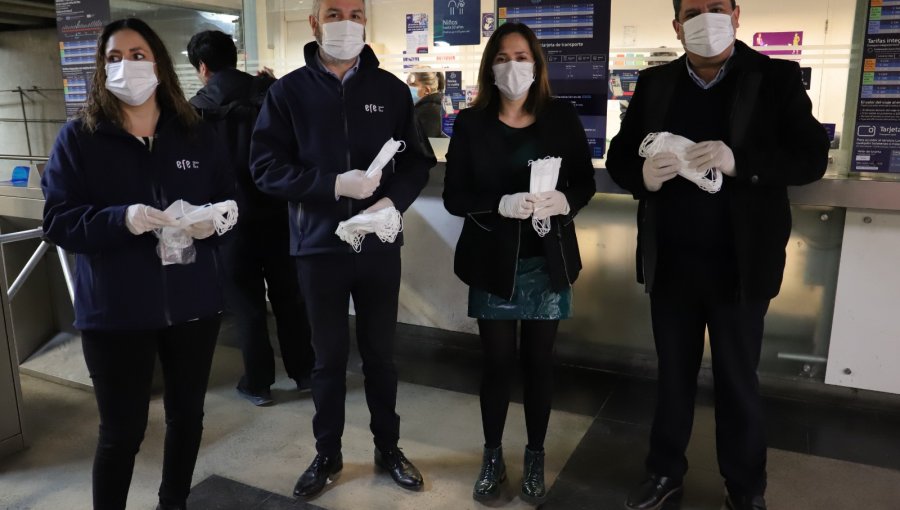 Entregan mascarillas a usuarios del Tren Limache - Puerto para evitar alza de contagios por enfermedades virales