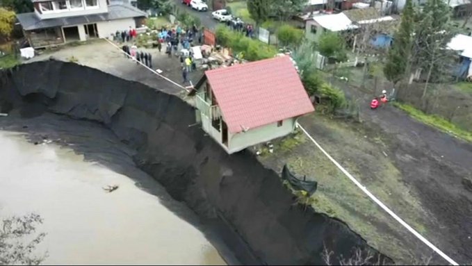 Equipos lograron salvar la casa que estaba colgando sobre un estero en Yumbel