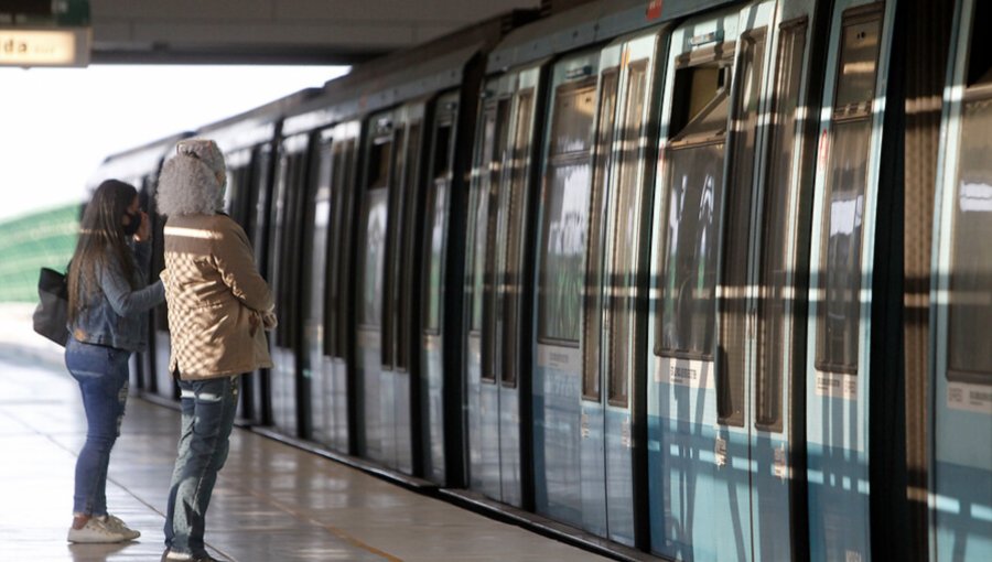 Metro de Santiago reanudó de forma completa su servicio en la Línea 5