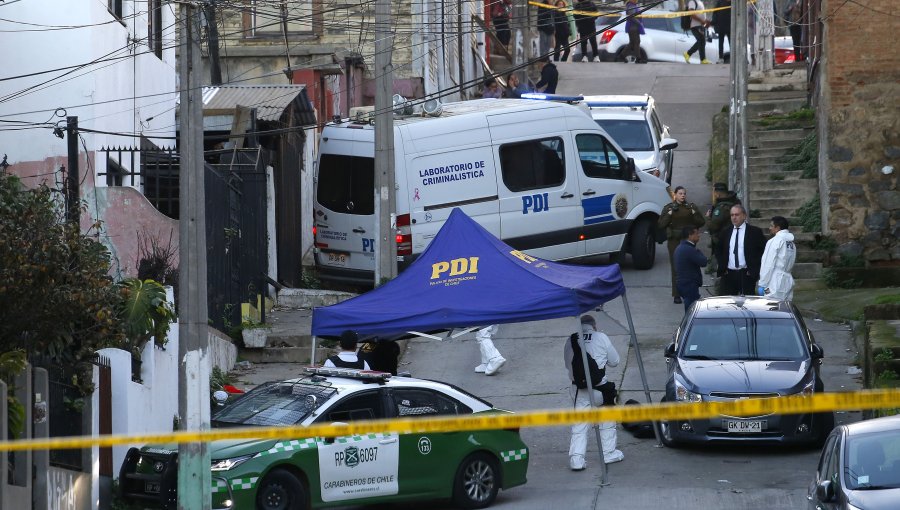 Encuentran cuerpo con múltiples heridas cortopunzantes en plena vía pública del cerro Playa Ancha de Valparaíso