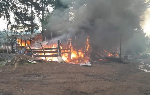 Un agricultor herido a bala e inmuebles y maquinaria destruidos deja ataque incendiario en Victoria
