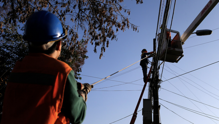 Corte de luz en La Reina y Las Condes se habría provocado por incendio en cables del tendido eléctrico