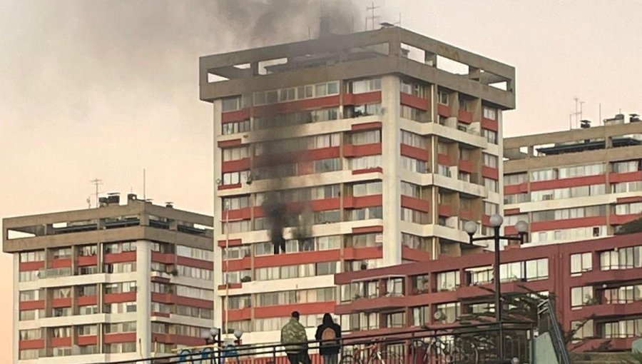 Incendio afectó a departamento de una de las torres de conjunto habitacional en sector Chorrillos de Viña del Mar