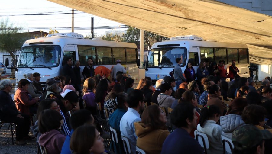 Gobierno Regional de Valparaíso realiza entrega de dos buses para adultos mayores de La Calera