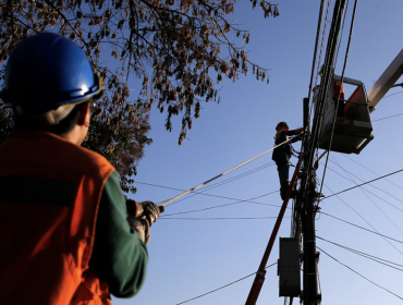 Corte de luz en La Reina y Las Condes se habría provocado por incendio en cables del tendido eléctrico