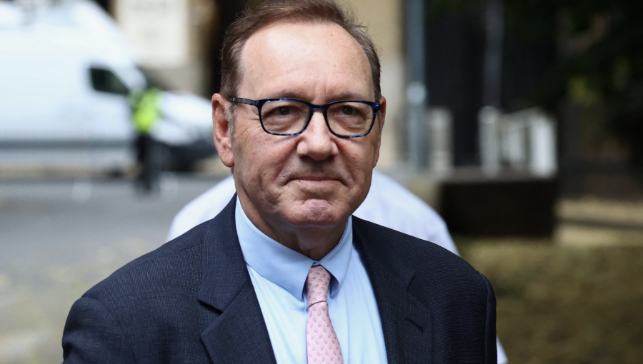 Inician juicio contra Kevin Spacey: Es acusado de 12 cargos de agresión sexual