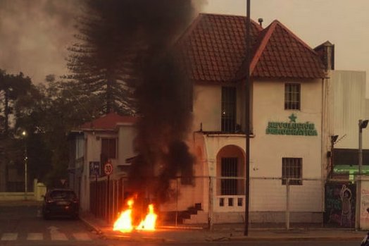 Prenden fuego en las afueras de la sede de Revolución Democrática