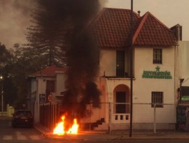 Prenden fuego en las afueras de la sede de Revolución Democrática