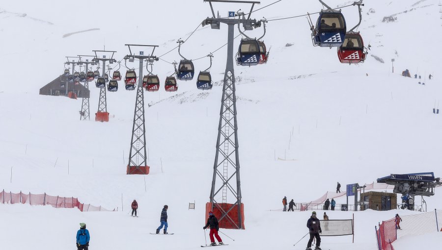 Falla en andarivel dejó a 200 personas atrapadas en Valle Nevado