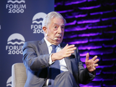 Mario Vargas Llosa se mantiene hospitalizado al dar positivo a Covid-19