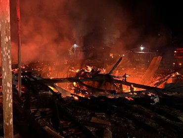 Ataque incendiario de Weichan Auka Mapu destruye galpón y maquinaria en Vilcún: dejaron lienzo contra diputada Naveillán