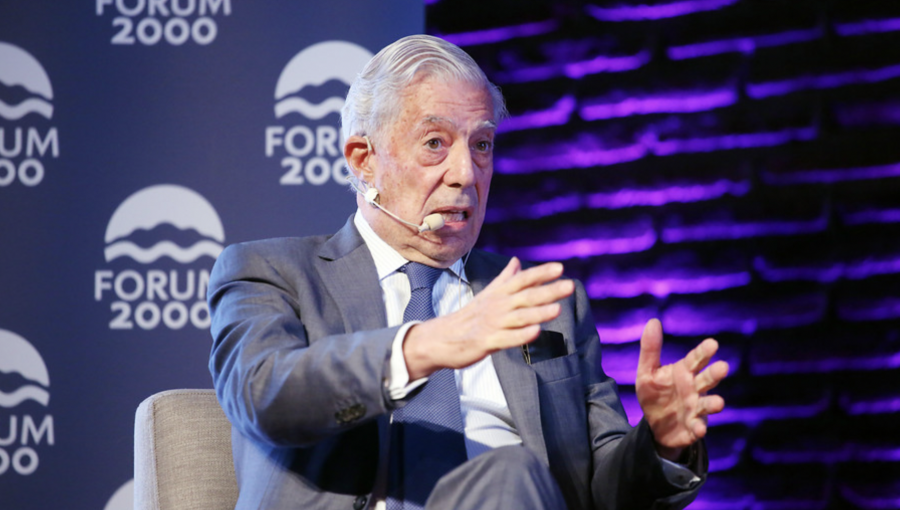Mario Vargas Llosa se mantiene hospitalizado al dar positivo a Covid-19