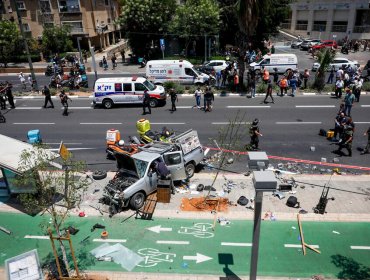 Terror en los alrededores de la embajada chilena en Israel: sujeto atropelló y apuñaló a siete personas antes de ser abatido