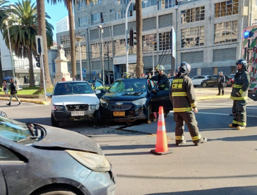 Violento accidente de tránsito deja dos lesionados en el centro de Valparaíso