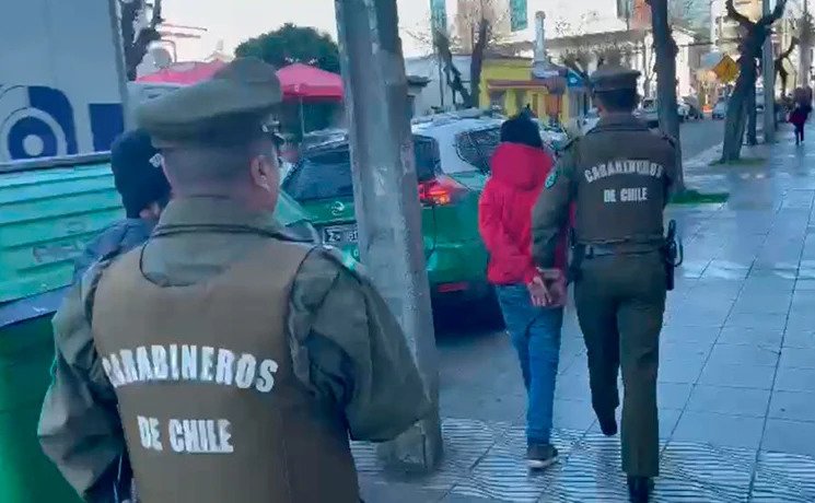 Delincuentes con amplio prontuario policial fueron detenidos tras ser sorprendidos robando en local comercial de Viña del Mar