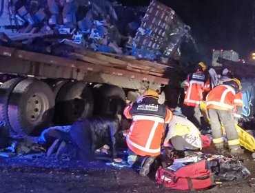 Dos fallecidos deja colisión de alta energía entre camiones y vehículos menores en la ruta 5 Sur en Romeral