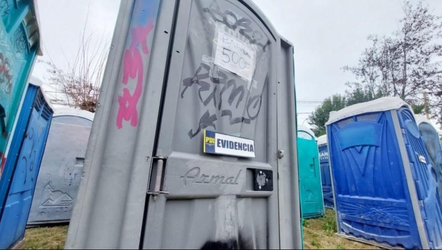 Detienen a seis personas que cobraban por usar baños químicos robados en el Parque de los Reyes en Santiago