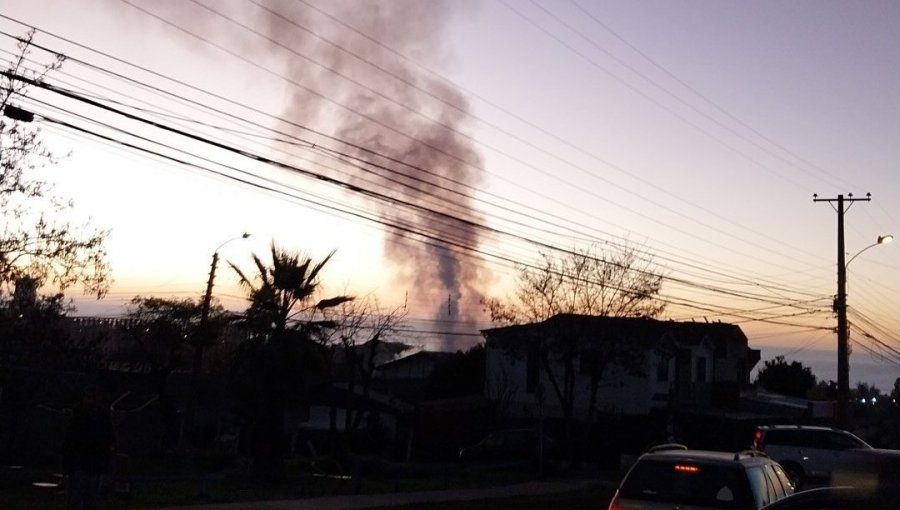 Una persona perdió la vida en medio de un incendio que destruyó una vivienda en Concón