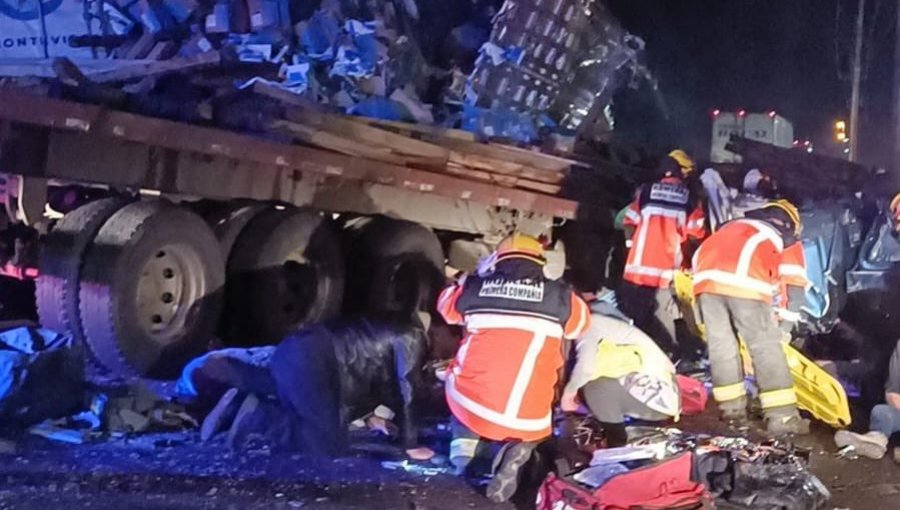 Dos fallecidos deja colisión de alta energía entre camiones y vehículos menores en la ruta 5 Sur en Romeral