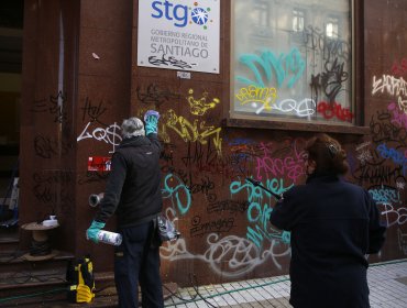 Orrego denuncia ataque de "bombing" por parte de grafiteros a edificio del Gobierno Regional Metropolitano