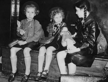 El misterio de la foto de tres niñas que escaparon del Holocausto que se resolvió 84 años después