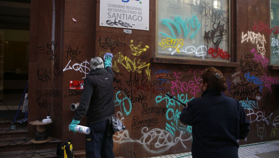 Orrego denuncia ataque de "bombing" por parte de grafiteros a edificio del Gobierno Regional Metropolitano