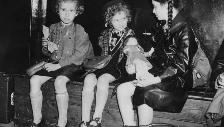 El misterio de la foto de tres niñas que escaparon del Holocausto que se resolvió 84 años después