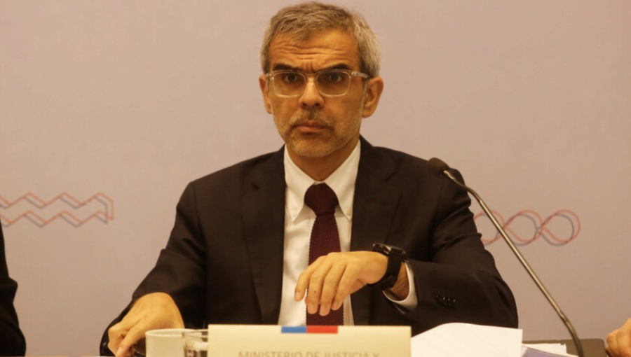 Ministro Cordero respalda a Patricio Fernández y descarta un relativismo o negacionismo