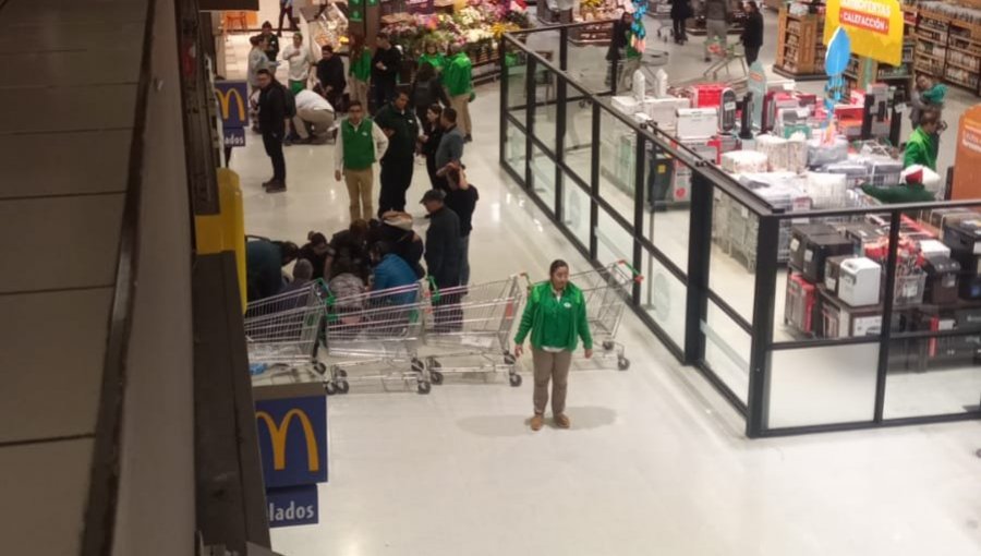 Dos guardias de seguridad y un colaborador de supermercado de Viña del Mar resultaron heridos tras ser atacados por un delincuente