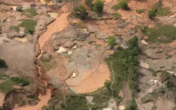 "Dragones brasileños": Las máquinas que impulsaron el "peor desastre ambiental" de una región de Colombia