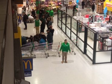 Dos guardias de seguridad y un colaborador de supermercado de Viña del Mar resultaron heridos tras ser atacados por un delincuente