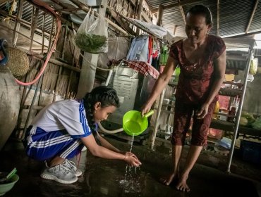 Mujeres y niñas son responsables de buscar agua en 7 de cada 10 hogares sin suministro, según Unicef y la OMS
