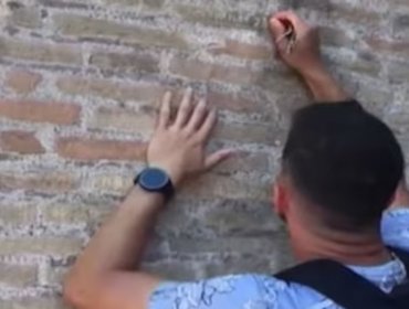 Turista que grabó su nombre y el de su novia en el Coliseo de Roma asegura que desconocía la antigüedad del monumento