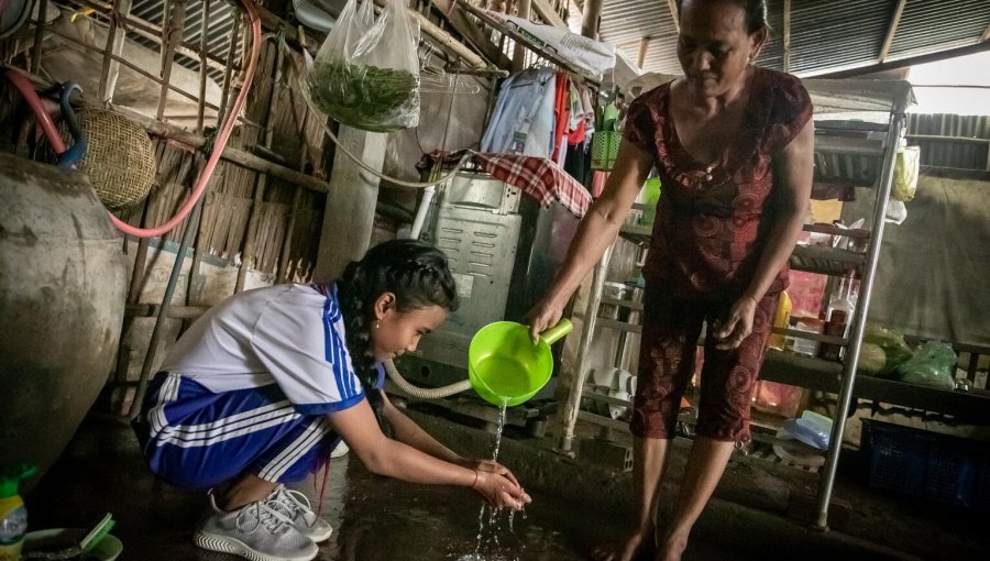 Mujeres y niñas son responsables de buscar agua en 7 de cada 10 hogares sin suministro, según Unicef y la OMS