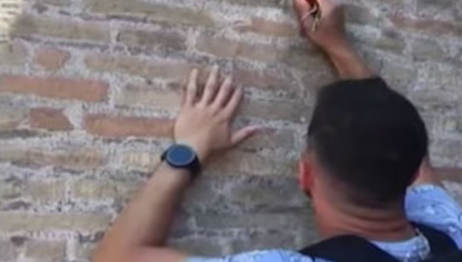 Turista que grabó su nombre y el de su novia en el Coliseo de Roma asegura que desconocía la antigüedad del monumento