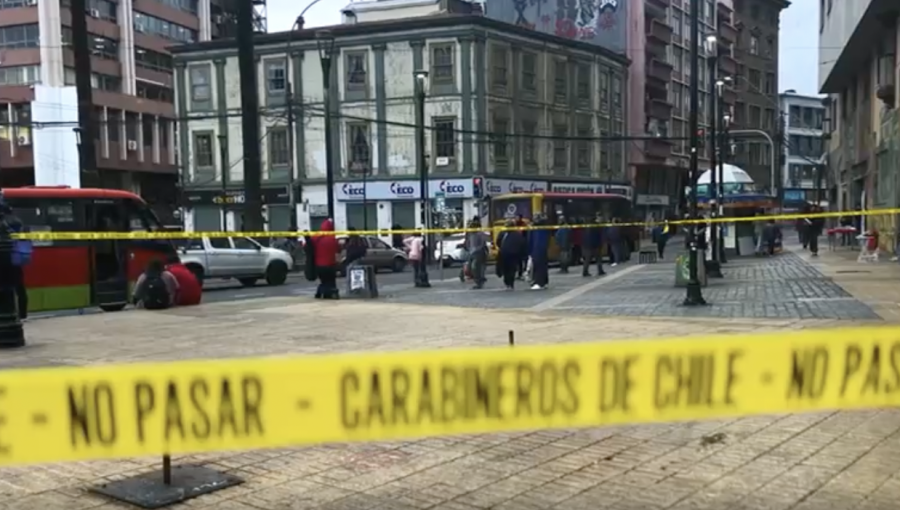 Hombre falleció en confuso ataque con arma blanca en plaza Aníbal Pinto de Valparaíso