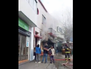 Violento incendio estructural afecta a local comercial en Valparaíso