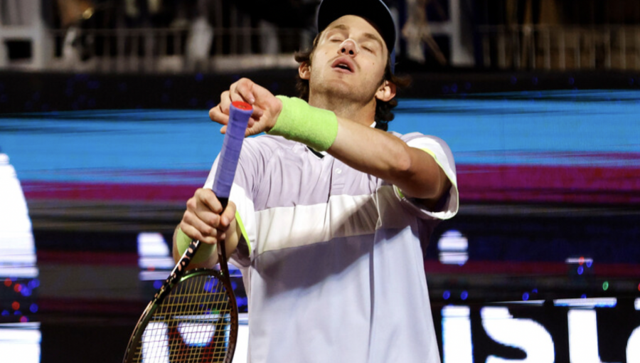 Nicolás Jarry se despidió de Wimbledon cayendo ante el español Carlos Alcaraz