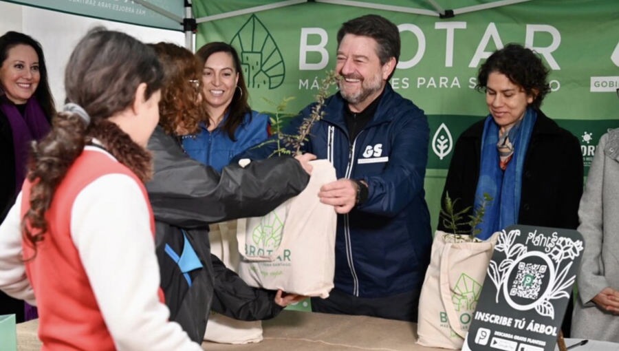 Gobierno de Santiago entregó 19 mil árboles a la ciudadanía en el marco de la Cumbre de Medio Ambiente