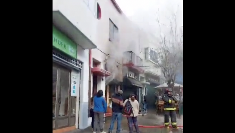 Violento incendio estructural afecta a local comercial en Valparaíso