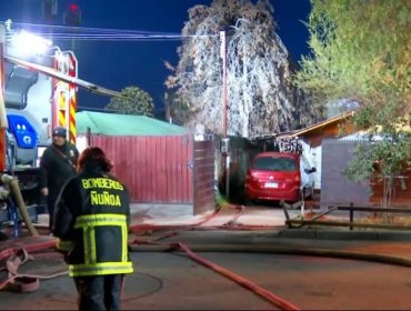 Hombre de 70 años perdió la vida en incendio que afectó a dos viviendas en Peñalolén