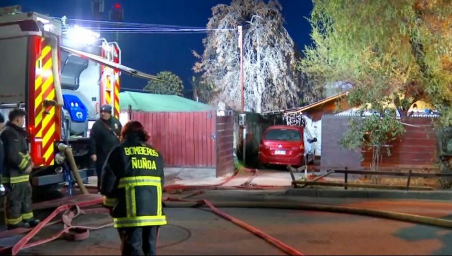 Hombre de 70 años perdió la vida en incendio que afectó a dos viviendas en Peñalolén