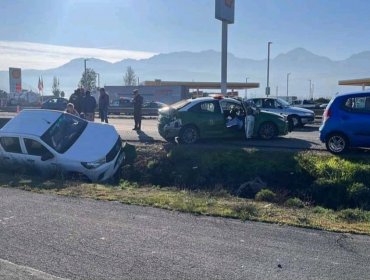 Carabineros resultaron lesionados luego de que auto colisionara a radiopatrulla durante procedimiento por accidentes en Nogales