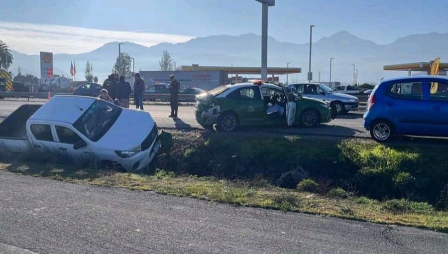 Carabineros resultaron lesionados luego de que auto colisionara a radiopatrulla durante procedimiento por accidentes en Nogales