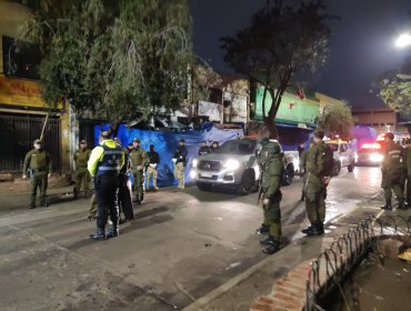 Detectan toldos azules electrificados y apernados a la vereda tras nuevo operativo policial-municipal en el barrio Meiggs