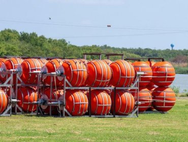 Cómo es el “muro flotante” que Texas está instalando en el Río Bravo para evitar el paso de migrantes de México a EE.UU.