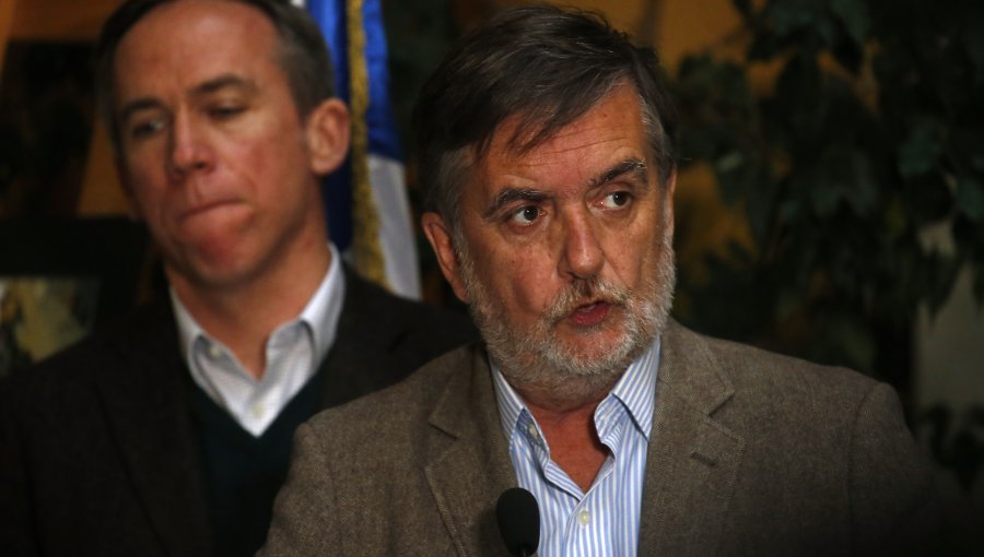 Diputado Undurraga reconoce estar "en reflexión" respecto a la acusación constitucional contra ministro Ávila