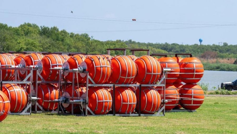 Cómo es el “muro flotante” que Texas está instalando en el Río Bravo para evitar el paso de migrantes de México a EE.UU.