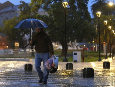 Sistema frontal ha dejado un promedio de 50 milímetros de lluvias en Valparaíso y Viña del Mar: en la parte alta bordean los 70 mm