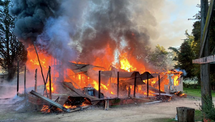 Una vivienda y un vehículo terminaron destruidos en incendio al interior de la reserva nacional Lago Peñuelas